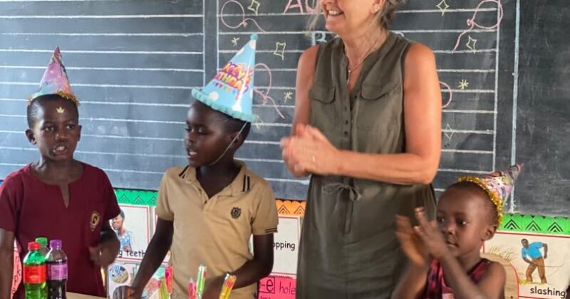 Christine Irtenkauf und Volontärin Celine in Uganda – große Freude für die Kids
